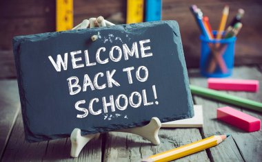 Tahta yüzeyde tahtası olan okul dekorasyonuna geri dön..
