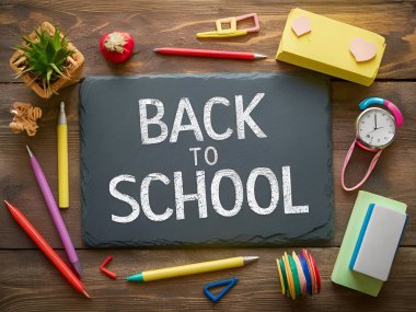 Tahta yüzeyde tahtası olan okul dekorasyonuna geri dön..