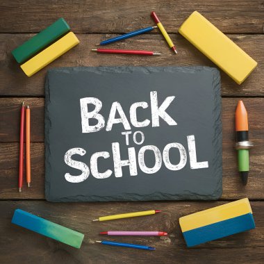 Tahta yüzeyde tahtası olan okul dekorasyonuna geri dön..