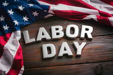 Sözcükler, tahta bir yüzeyde gümüş metal harflerle işgünü düzenlenir. Ai üretken