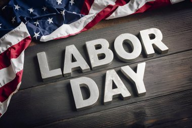 Sözcükler, tahta bir yüzeyde gümüş metal harflerle işgünü düzenlenir. Ai üretken