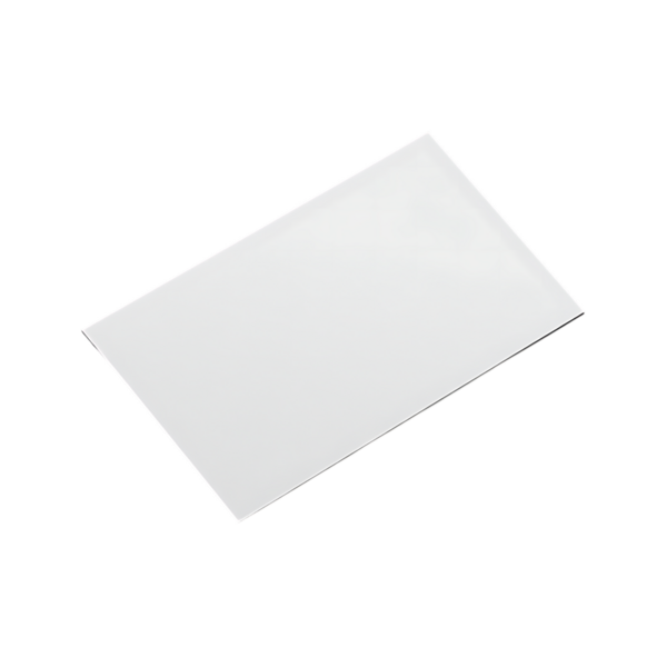 Şeffaf bir arkaplanda izole edilmiş beyaz dikdörtgen kağıdın yüksek çözünürlüklü görüntüsü. Tasarımcılar için değerli bir varlıktır. Model modelleri için basit bir elemente ihtiyaç duyarlar..