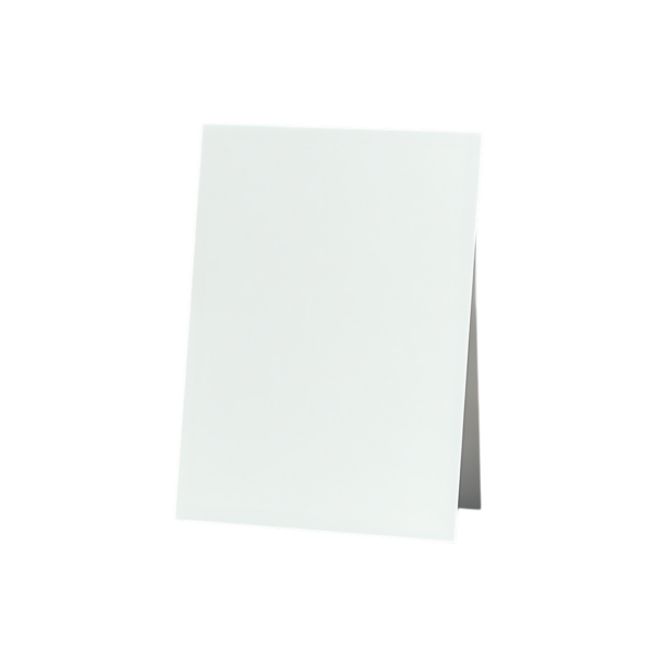 Bu resim, şeffaf bir arkaplanda izole edilmiş boş bir beyaz çadır kartı içerir. Bu tasarımcılar için değerli bir özelliktir. Projeleri için temiz ve kolayca kişiselleştirilebilir bir öğeye ihtiyaç duyarlar..