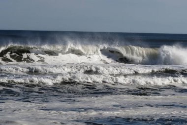 Okyanus dalgaları sahile vuruyor. Yüksek kalite fotoğraf