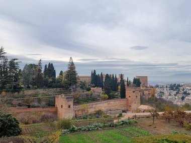 Granada, İspanya, Alambra. Alambra 'nın bahçesinden kaleye bak..