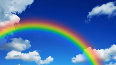 Dramatik bulutlu mavi gökyüzü görüntüsünde canlı gökkuşağı yayılıyor.. 