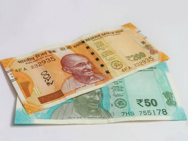 Hindistan 200 ve 50 yeni rupi notaları beyaz arkaplanda izole edilmiş.. 