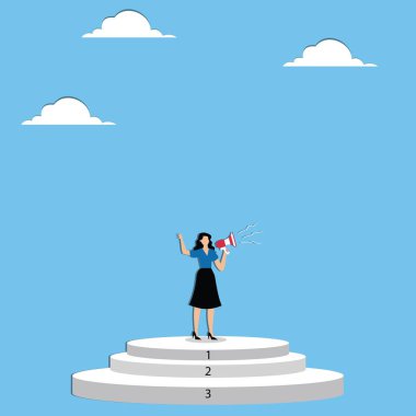 Hoparlörlü kadın kaidesinin üstünde duruyor.