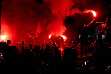 Mavi, Bandung 'u tekrar ele geçirdi! Bobotoh sokakları işaret fişekleri ve ilahilerle doldurdu, Persibs 'in arka arkaya ünvanlarını durdurulamaz bir stil ve ruhla kutladı..