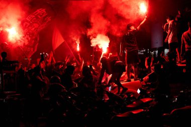 Mavi, Bandung 'u tekrar ele geçirdi! Bobotoh sokakları işaret fişekleri ve ilahilerle doldurdu, Persibs 'in arka arkaya ünvanlarını durdurulamaz bir stil ve ruhla kutladı..