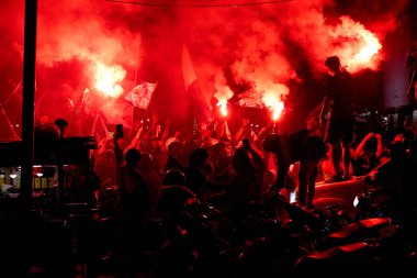 Mavi, Bandung 'u tekrar ele geçirdi! Bobotoh sokakları işaret fişekleri ve ilahilerle doldurdu, Persibs 'in arka arkaya ünvanlarını durdurulamaz bir stil ve ruhla kutladı..