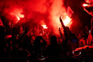 Mavi, Bandung 'u tekrar ele geçirdi! Bobotoh sokakları işaret fişekleri ve ilahilerle doldurdu, Persibs 'in arka arkaya ünvanlarını durdurulamaz bir stil ve ruhla kutladı..