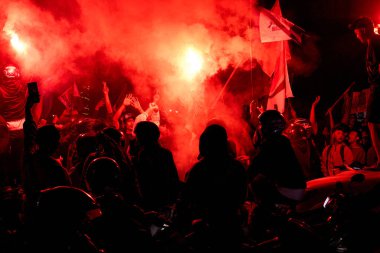 Mavi, Bandung 'u tekrar ele geçirdi! Bobotoh sokakları işaret fişekleri ve ilahilerle doldurdu, Persibs 'in arka arkaya ünvanlarını durdurulamaz bir stil ve ruhla kutladı..