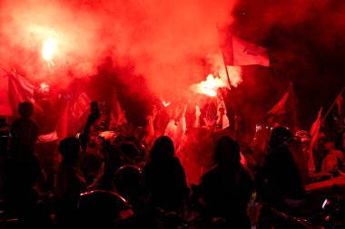 Mavi, Bandung 'u tekrar ele geçirdi! Bobotoh sokakları işaret fişekleri ve ilahilerle doldurdu, Persibs 'in arka arkaya ünvanlarını durdurulamaz bir stil ve ruhla kutladı..