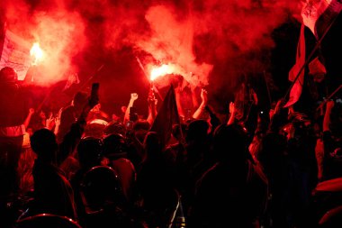 Mavi, Bandung 'u tekrar ele geçirdi! Bobotoh sokakları işaret fişekleri ve ilahilerle doldurdu, Persibs 'in arka arkaya ünvanlarını durdurulamaz bir stil ve ruhla kutladı..