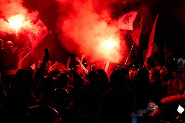 Mavi, Bandung 'u tekrar ele geçirdi! Bobotoh sokakları işaret fişekleri ve ilahilerle doldurdu, Persibs 'in arka arkaya ünvanlarını durdurulamaz bir stil ve ruhla kutladı..
