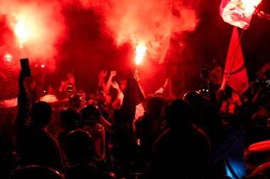 Mavi, Bandung 'u tekrar ele geçirdi! Bobotoh sokakları işaret fişekleri ve ilahilerle doldurdu, Persibs 'in arka arkaya ünvanlarını durdurulamaz bir stil ve ruhla kutladı..