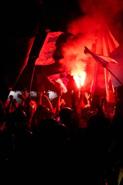 Mavi, Bandung 'u tekrar ele geçirdi! Bobotoh sokakları işaret fişekleri ve ilahilerle doldurdu, Persibs 'in arka arkaya ünvanlarını durdurulamaz bir stil ve ruhla kutladı..