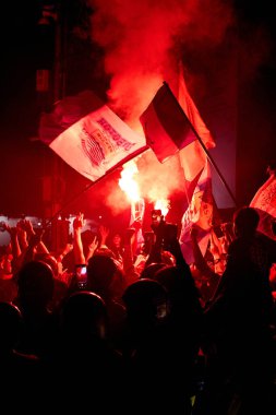 Mavi, Bandung 'u tekrar ele geçirdi! Bobotoh sokakları işaret fişekleri ve ilahilerle doldurdu, Persibs 'in arka arkaya ünvanlarını durdurulamaz bir stil ve ruhla kutladı..