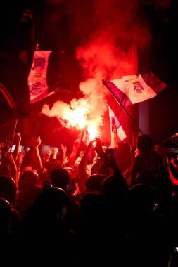 Mavi, Bandung 'u tekrar ele geçirdi! Bobotoh sokakları işaret fişekleri ve ilahilerle doldurdu, Persibs 'in arka arkaya ünvanlarını durdurulamaz bir stil ve ruhla kutladı..