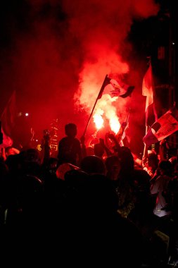 Mavi, Bandung 'u tekrar ele geçirdi! Bobotoh sokakları işaret fişekleri ve ilahilerle doldurdu, Persibs 'in arka arkaya ünvanlarını durdurulamaz bir stil ve ruhla kutladı..
