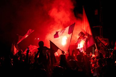 Mavi, Bandung 'u tekrar ele geçirdi! Bobotoh sokakları işaret fişekleri ve ilahilerle doldurdu, Persibs 'in arka arkaya ünvanlarını durdurulamaz bir stil ve ruhla kutladı..