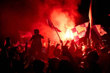 Mavi, Bandung 'u tekrar ele geçirdi! Bobotoh sokakları işaret fişekleri ve ilahilerle doldurdu, Persibs 'in arka arkaya ünvanlarını durdurulamaz bir stil ve ruhla kutladı..