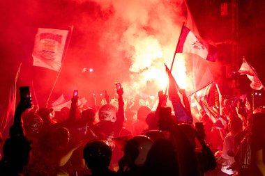 Mavi, Bandung 'u tekrar ele geçirdi! Bobotoh sokakları işaret fişekleri ve ilahilerle doldurdu, Persibs 'in arka arkaya ünvanlarını durdurulamaz bir stil ve ruhla kutladı..