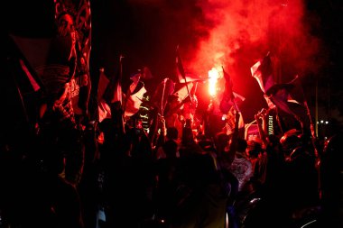 Persib Bandung taraftarları BRI Liga 12025 şampiyonluğunu sokaklara akın ederek ve coşkulu bir tutku ve gurur gösterisi yaparak kutluyorlar..