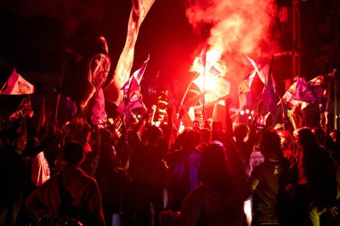 Persib Bandung taraftarları BRI Liga 12025 şampiyonluğunu sokaklara akın ederek ve coşkulu bir tutku ve gurur gösterisi yaparak kutluyorlar..