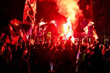 Persib Bandung taraftarları BRI Liga 12025 şampiyonluğunu sokaklara akın ederek ve coşkulu bir tutku ve gurur gösterisi yaparak kutluyorlar..