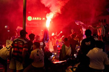Persib Bandung taraftarları BRI Liga 12025 şampiyonluğunu sokaklara akın ederek ve coşkulu bir tutku ve gurur gösterisi yaparak kutluyorlar..