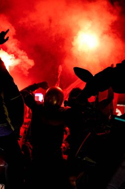 Persib Bandung taraftarları BRI Liga 12025 şampiyonluğunu sokaklara akın ederek ve coşkulu bir tutku ve gurur gösterisi yaparak kutluyorlar..