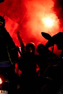 Persib Bandung taraftarları BRI Liga 12025 şampiyonluğunu sokaklara akın ederek ve coşkulu bir tutku ve gurur gösterisi yaparak kutluyorlar..