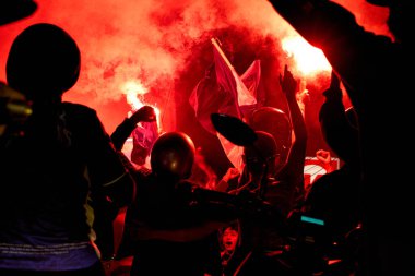 Persib Bandung taraftarları BRI Liga 12025 şampiyonluğunu sokaklara akın ederek ve coşkulu bir tutku ve gurur gösterisi yaparak kutluyorlar..