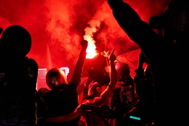 Persib Bandung taraftarları BRI Liga 12025 şampiyonluğunu sokaklara akın ederek ve coşkulu bir tutku ve gurur gösterisi yaparak kutluyorlar..