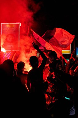 Persib Bandung taraftarları BRI Liga 12025 şampiyonluğunu sokaklara akın ederek ve coşkulu bir tutku ve gurur gösterisi yaparak kutluyorlar..