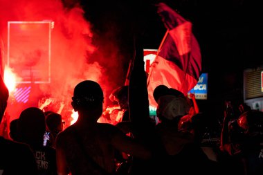 Persib Bandung taraftarları BRI Liga 12025 şampiyonluğunu sokaklara akın ederek ve coşkulu bir tutku ve gurur gösterisi yaparak kutluyorlar..