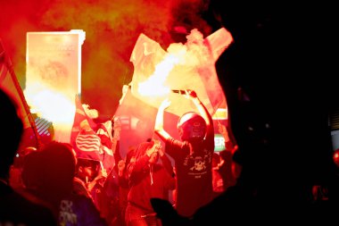 Persib Bandung taraftarları BRI Liga 12025 şampiyonluğunu sokaklara akın ederek ve coşkulu bir tutku ve gurur gösterisi yaparak kutluyorlar..