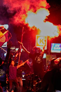 Persib Bandung taraftarları BRI Liga 12025 şampiyonluğunu sokaklara akın ederek ve coşkulu bir tutku ve gurur gösterisi yaparak kutluyorlar..