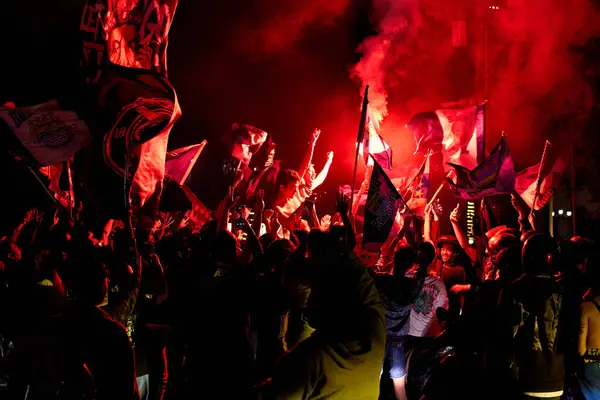 Persib Bandung taraftarları BRI Liga 12025 şampiyonluğunu sokaklara akın ederek ve coşkulu bir tutku ve gurur gösterisi yaparak kutluyorlar..