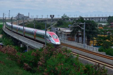 Yüksek hızlı tren Endonezya 'nın yemyeşil arazisinde süzülerek modern demiryolu teknolojisi ve altyapısını gözler önüne seriyor..