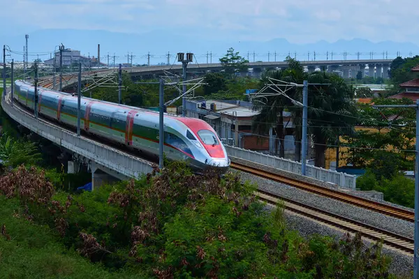 Yüksek hızlı tren Endonezya 'nın yemyeşil arazisinde süzülerek modern demiryolu teknolojisi ve altyapısını gözler önüne seriyor..
