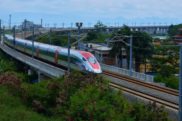 Yüksek hızlı tren Endonezya 'nın yemyeşil arazisinde süzülerek modern demiryolu teknolojisi ve altyapısını gözler önüne seriyor..