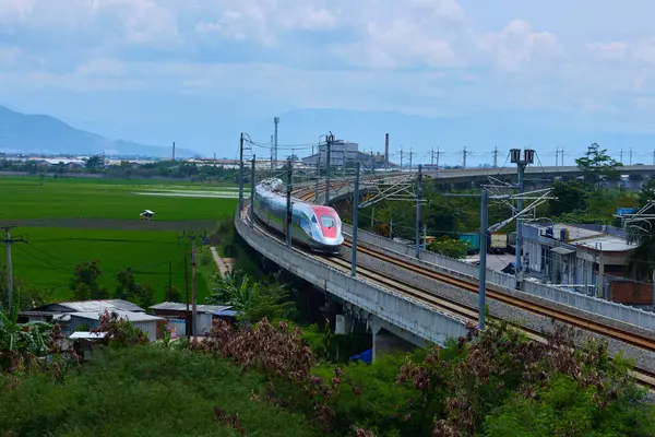 Yüksek hızlı tren Endonezya 'nın yemyeşil arazisinde süzülerek modern demiryolu teknolojisi ve altyapısını gözler önüne seriyor..