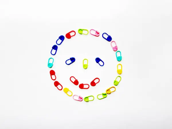 Renkli örgü işaretlerinin küçük gülen yüzü