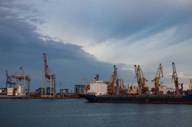 Uluslararası Konteyner Kargo gemisinin lojistik ve taşımacılığı Alacakaranlık Gökyüzü 'nde, Nakliye, Nakliye. Yüksek kalite fotoğraf
