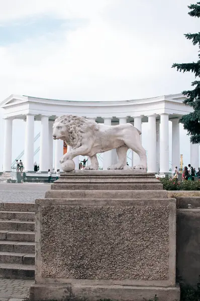 Odesa, Ukrayna 'daki Vorontsov Sarayı' nın aslan heykeli ve Colonnade 'ı. 26-05-2019. Yüksek kalite fotoğraf