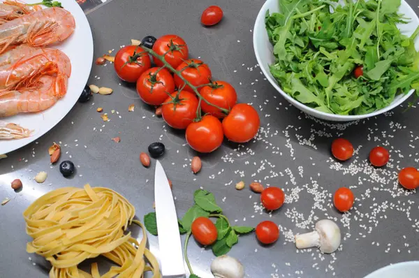 Ahşap masada makarna pişirmek için malzemeli spagetti ve fettuccine. Yuvarlak ahşap mutfak tahtası, üst manzara. Kırsal tarzda. Düz yatıyordu. Yüksek kalite fotoğraf