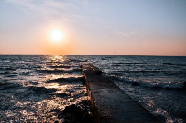 Imperial Beach 'te günbatımı. Bulutlu gün batımı ve San Diego rıhtımı. - Evet. Yüksek kalite fotoğraf